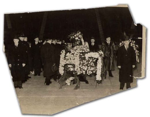 Amazing Photo of Howie Morenz’s Funeral Held in the Montreal Forum