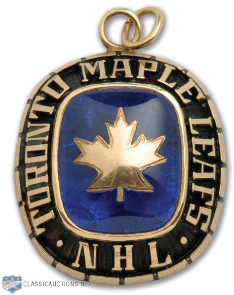 Vintage 1970s Toronto Maple Leafs 10K Gold Pendant