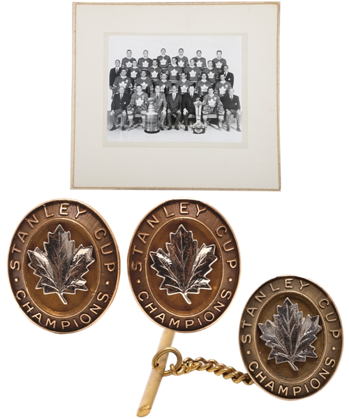 Don Simmons Early-1960s Toronto Maple Leafs Stanley Cup Championship 10K Gold Cufflinks and Tie Pin Set Plus 1962-63 Team Photo with Family LOA