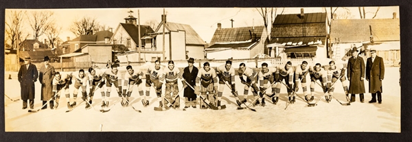 Circa 1930s “MD” Hockey Team Panoramic Photo (7 ½” x 23”) 
