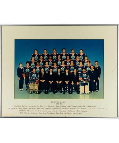Edmonton Oilers 1985-86 Official Dressing Room Framed Team Photo with LOA (20" x 25 1/2") 