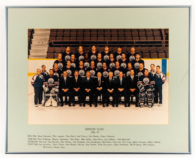 Edmonton Oilers 1996-97 Official Dressing Room Framed Team Photo with LOA (20" x 25 1/2") 