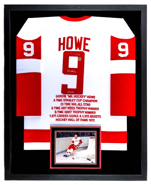 Deceased HOFer Gordie Howe Signed Detroit Red Wings Career Stats/Awards Jersey Framed Display - "Mr. Hockey" and "HOF 1972" Annotations (34" x 42")