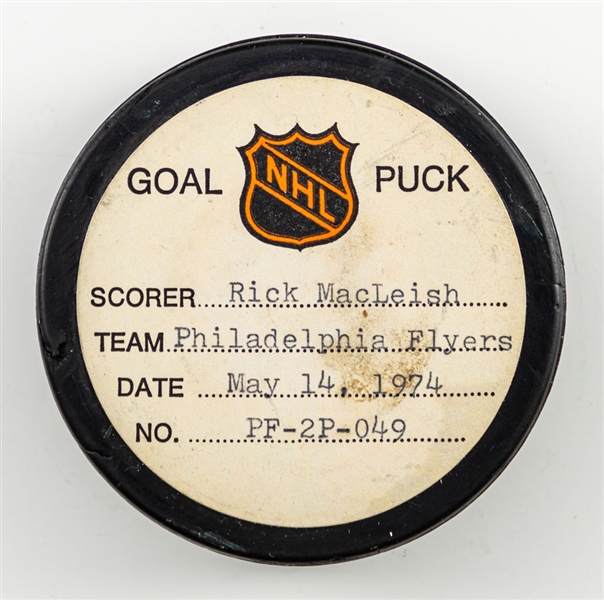 Rick MacLeishs Philadelphia Flyers May 14th 1974 Playoff Goal Puck from the NHL Goal Puck Program - Season PO Goal #12 of 13 / Career PO Goal #16 of 54 - Power-Play Goal