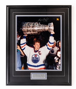 Lot - Wayne Gretzky Los Angeles Kings Jersey Signed Photograph LOA