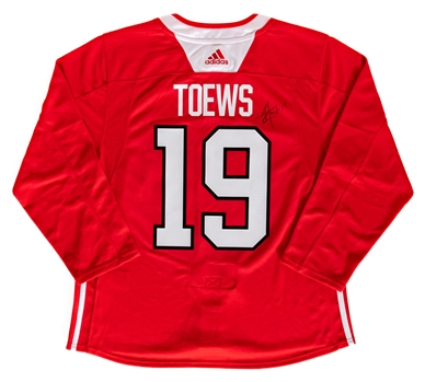 Jonathan Toews Signed Chicago Black Hawks Captains Practice Jersey with JSA Auction LOA 