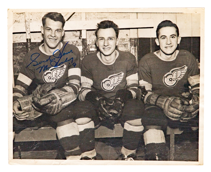 Rare 1944-45 Galt Red Wings Photo Signed by Deceased HOFer Gordie Howe 